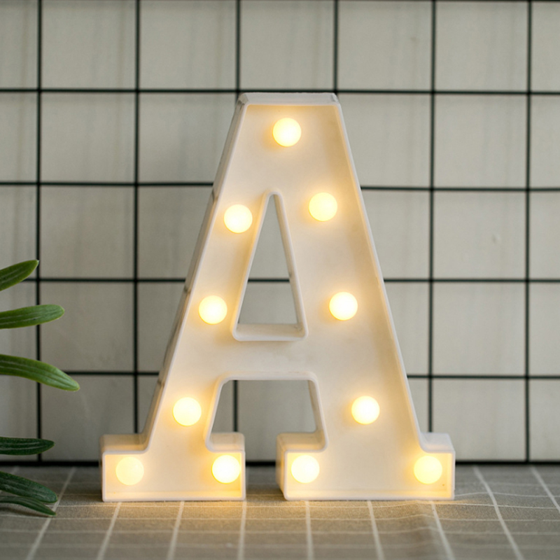 Led-beleuchtete Buchstaben Auf Einem Ständer, Funkelnde Glühbirnen Zur Dekoration