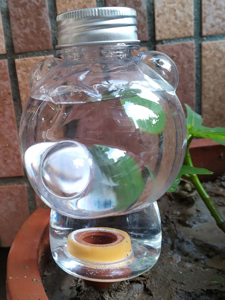 Automatischer Blumensprenger Mit Tropffunktion – Bärenmotiv. Material: Terrakotta-kopf Und Kunststoff.