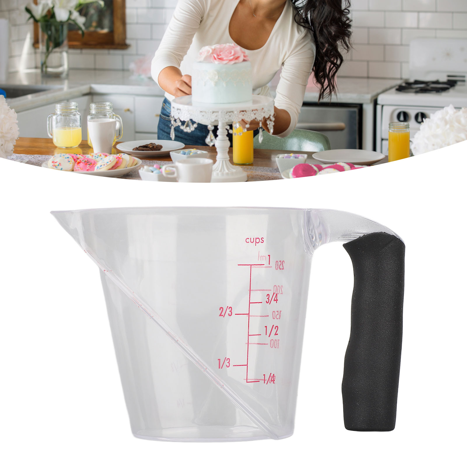 Transparenter, Dreieckiger Messbecher Mit Skala Zum Abmessen Von 250 Ml Kochflüssigkeiten.