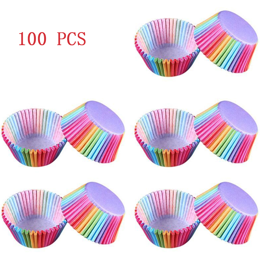 Etwa 100 Regenbogen-cupcake-/tassenkuchenformen In Einer Pvc-schale