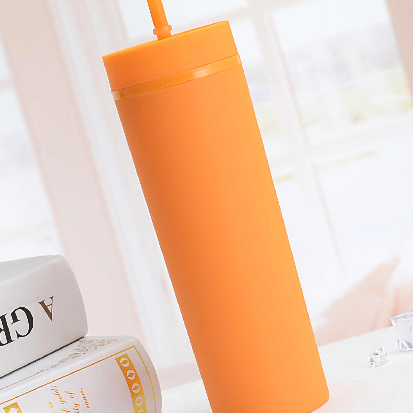 Doppelwandiger, Geradwandiger Kunststoffbecher Mit Großem Fassungsvermögen (473 Ml) Und Integriertem Strohhalm, Ideal Für Kaltgetränke Und Unterwegs. Großhandel, Orangefarbenes Logo.