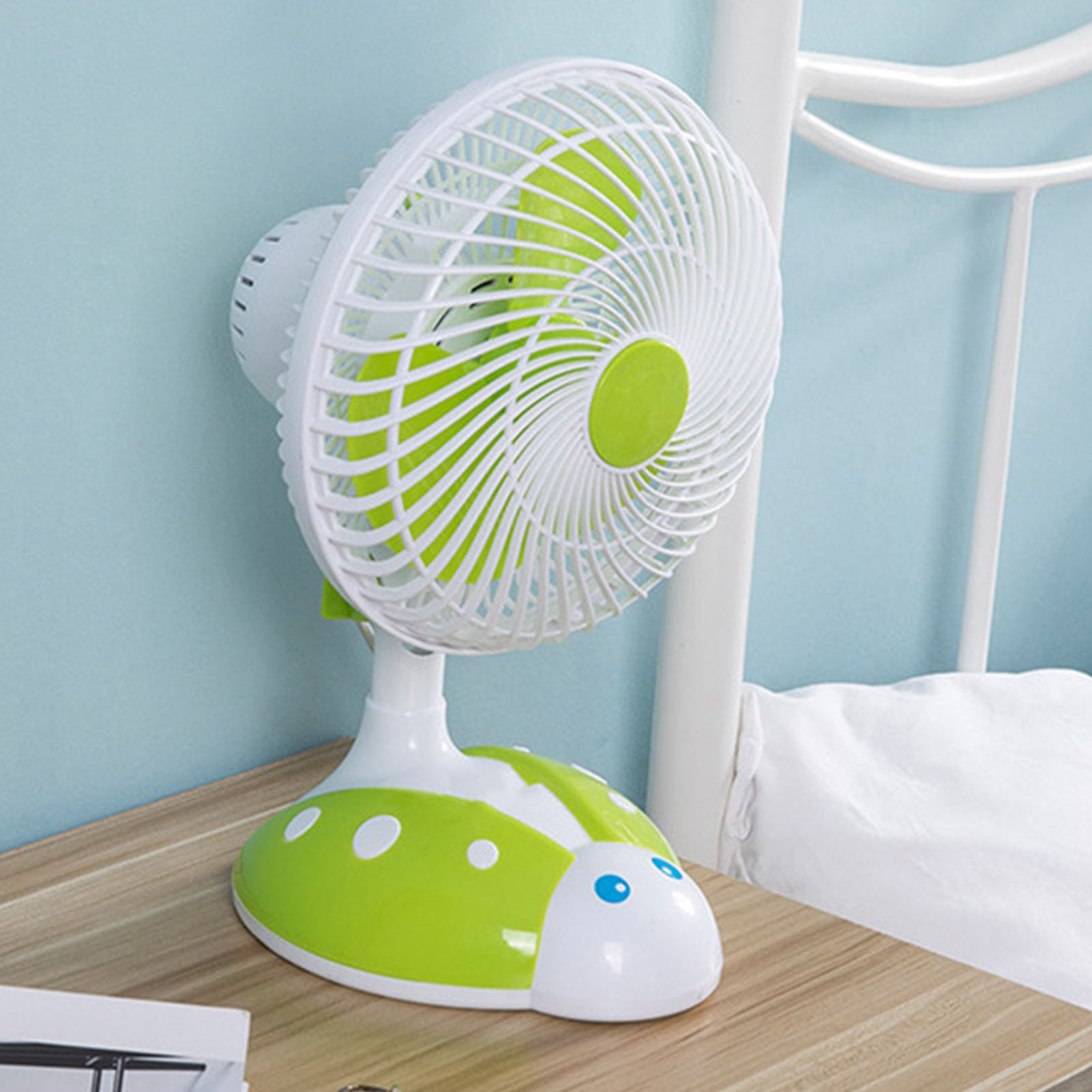 Miniatur-oszillationsventilator Für Studenten, Betten, Studentenwohnheime, Büros, Desktop-computer, Leise, Im Käfer-design