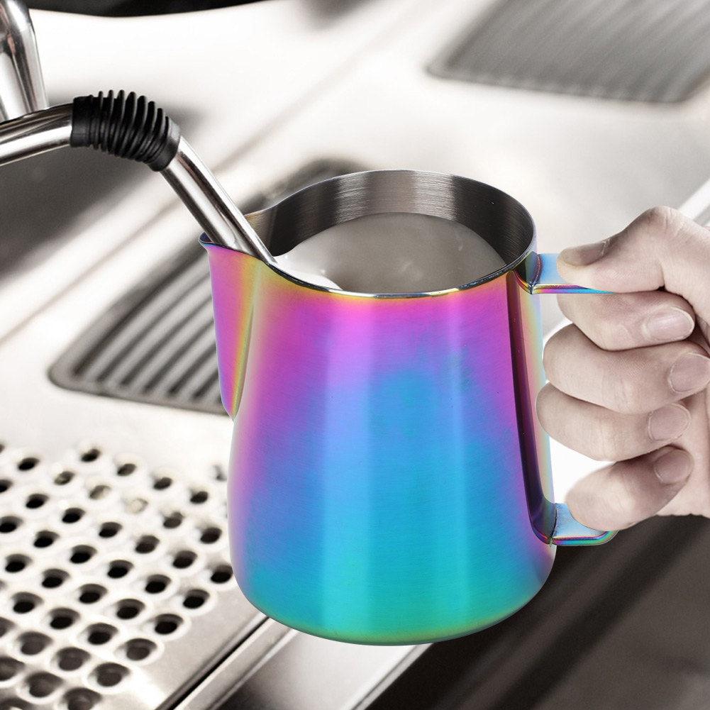 350-ml-milchkännchen Aus Titanbeschichtetem Edelstahl Zum Aufschäumen Von Milch Und Zur Zubereitung Kunstvoller Lattes. Farbig.
