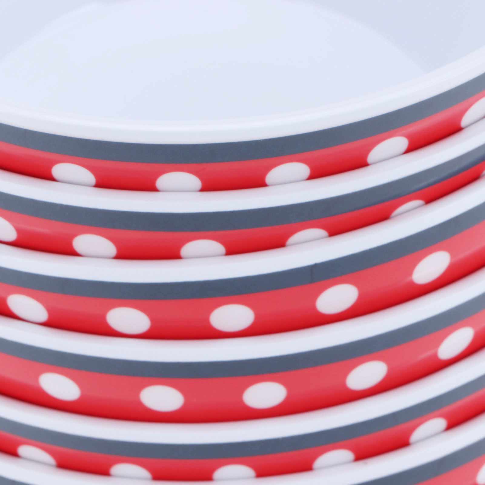 Set Aus 12 Salatschüsseln In Porzellanoptik (15 Cm Durchmesser), Rotes Geschirr Mit Weißen Punkten