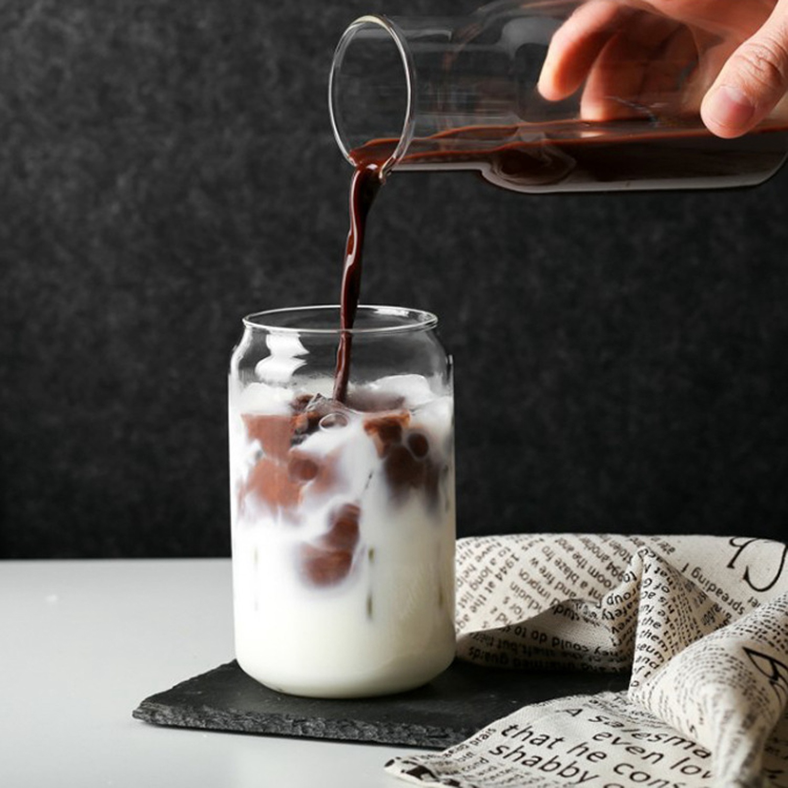 Set Aus 2 Großen, Originellen Gläsern In Form Von Coladosen (580 Ml), Ideal Für Säfte, Milch, Früchtetee, Bier, Wasser Und Kaltgetränke. Maße: 7,5 X 6,5 X 15,5 Cm.