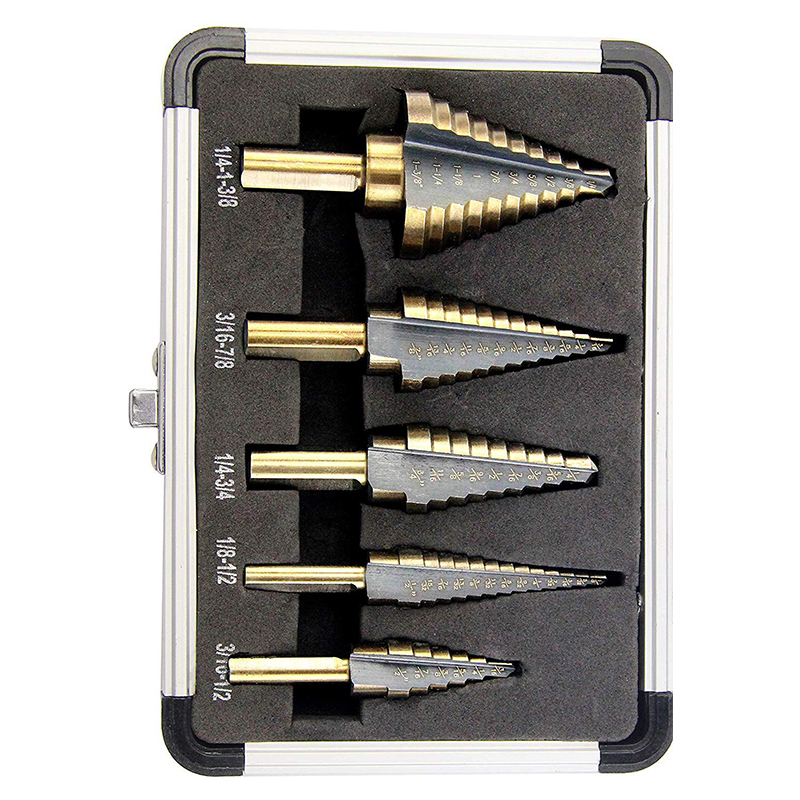 Set Aus 5 Professionellen Stufenbohrern Aus Hochgeschwindigkeitsstahl Mit 2 Schneiden, Mit Zentralem Körner Und Aluminiumkoffer.