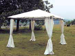 Feste Metallpergola Mit Bambus 3,0x3,0x2,5 M Und Weißem Seitenvorhang