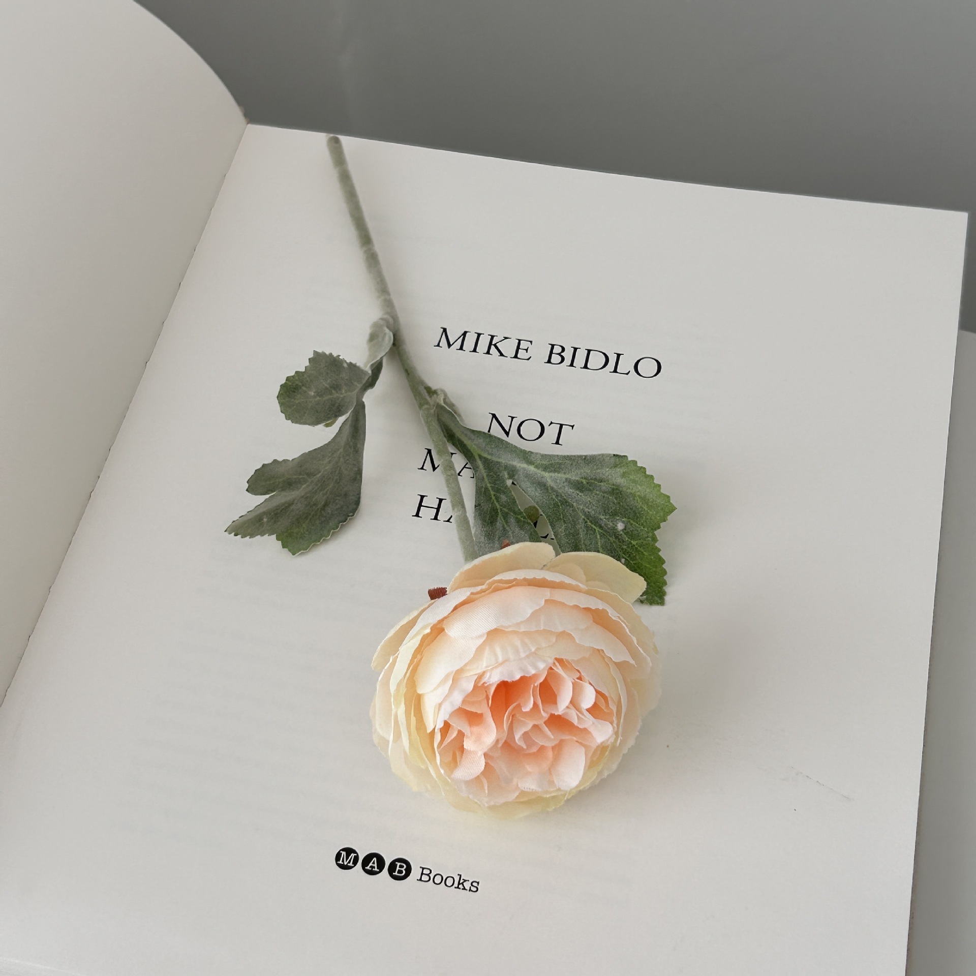 Hochwertige Kunstblumen – Dekoratives Bouquet Für Wohnzimmer, Esszimmer Und Restauranttisch – Realistische Rosen Und Pfingstrosen In Champagnerfarbe Mit Flexiblem Stiel