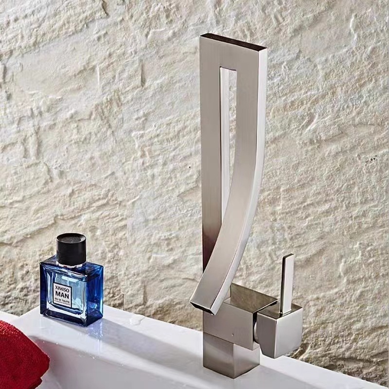Küchenmischer Aus Massivem Messing, 360° Schwenkbarer Wasserfall-auslauf, Gebürstete Gold-finish, Warmes Und Kaltes Wasser, Modernes Design Für Spüle Oder Waschbecken-lsw