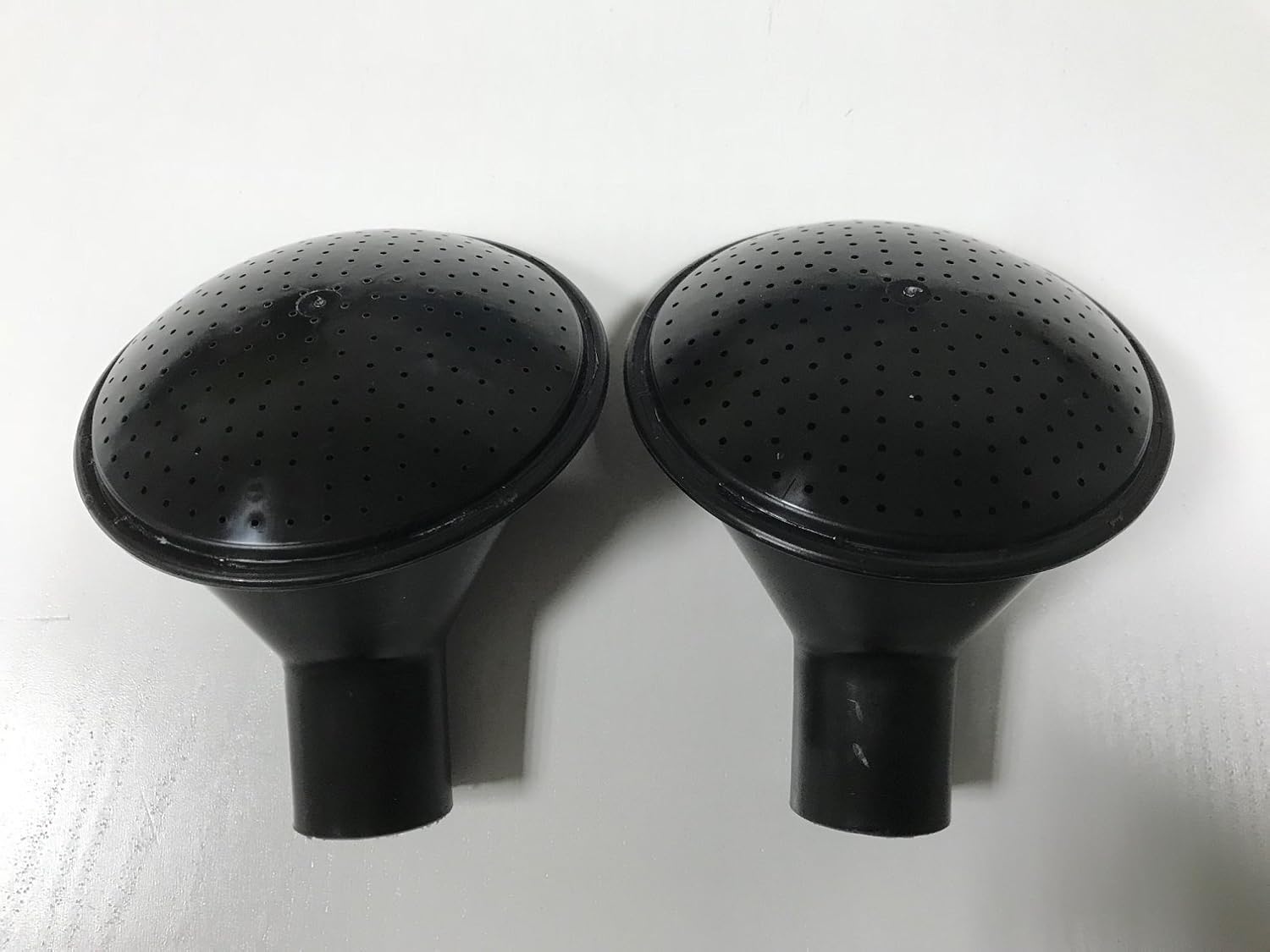 Set Mit 2 Schwarzen Sprühdüsen – Passend Für Gießkannen Von 8 Bis 14 Litern – Robustes Kunststoffmaterial – Mit Clip-befestigung – Für Gartenarbeit Und Blumenbeete – 28 Mm Durchmesser