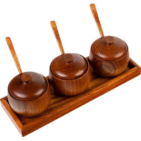 Set Aus Gewürzbehältern Aus Massivem Naturholz Mit Holzsockel, Bestehend Aus Einem Großen Gewürzglas, Einer Salzdose, Einem Pfefferstreuer Und Einer Zuckerdose Mit Löffel Und Deckel Zur Aufbewahrung V