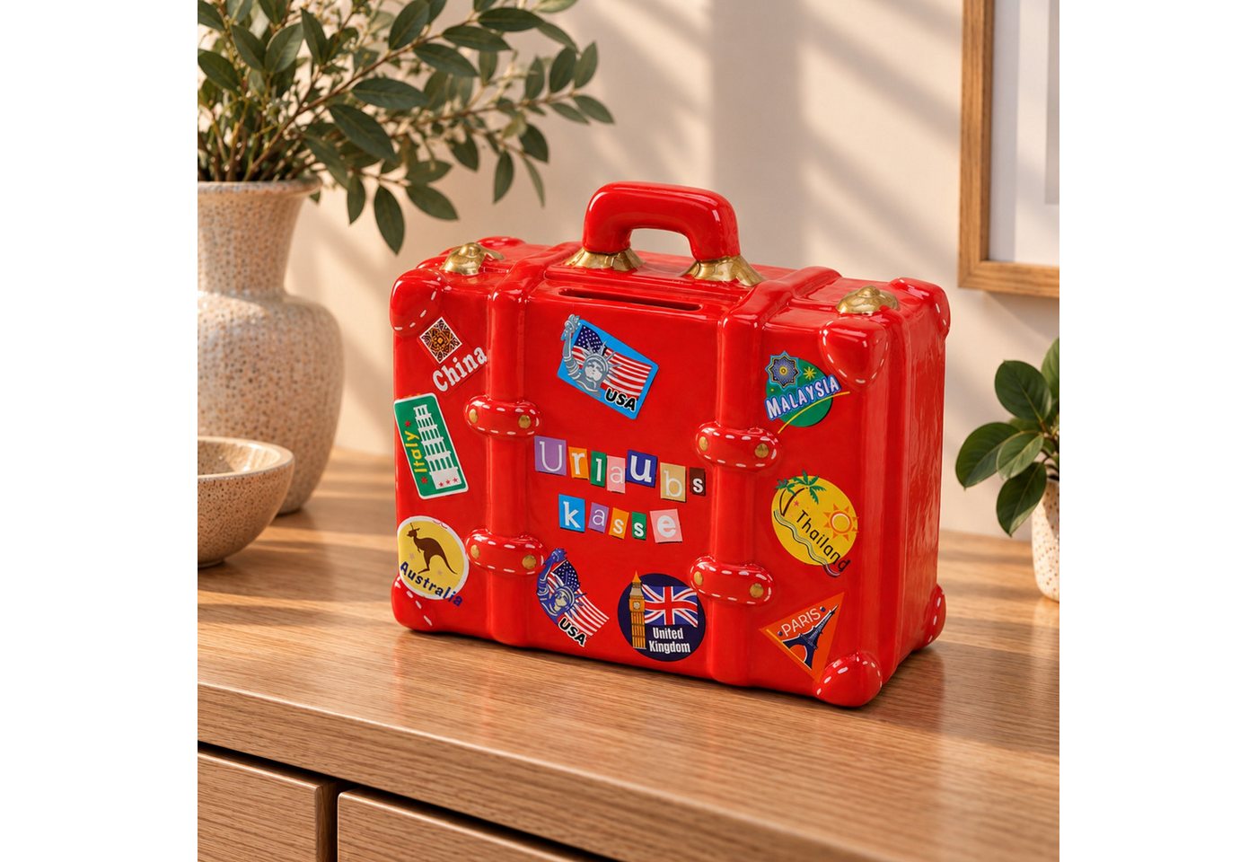 matches21 HOME & HOBBY Bilderrahmen Große Spardose Reise-Koffer rot 13 cm Urlaubskasse mit Schlüssel, Keramik Sparbüchse abschließbar Bild 3