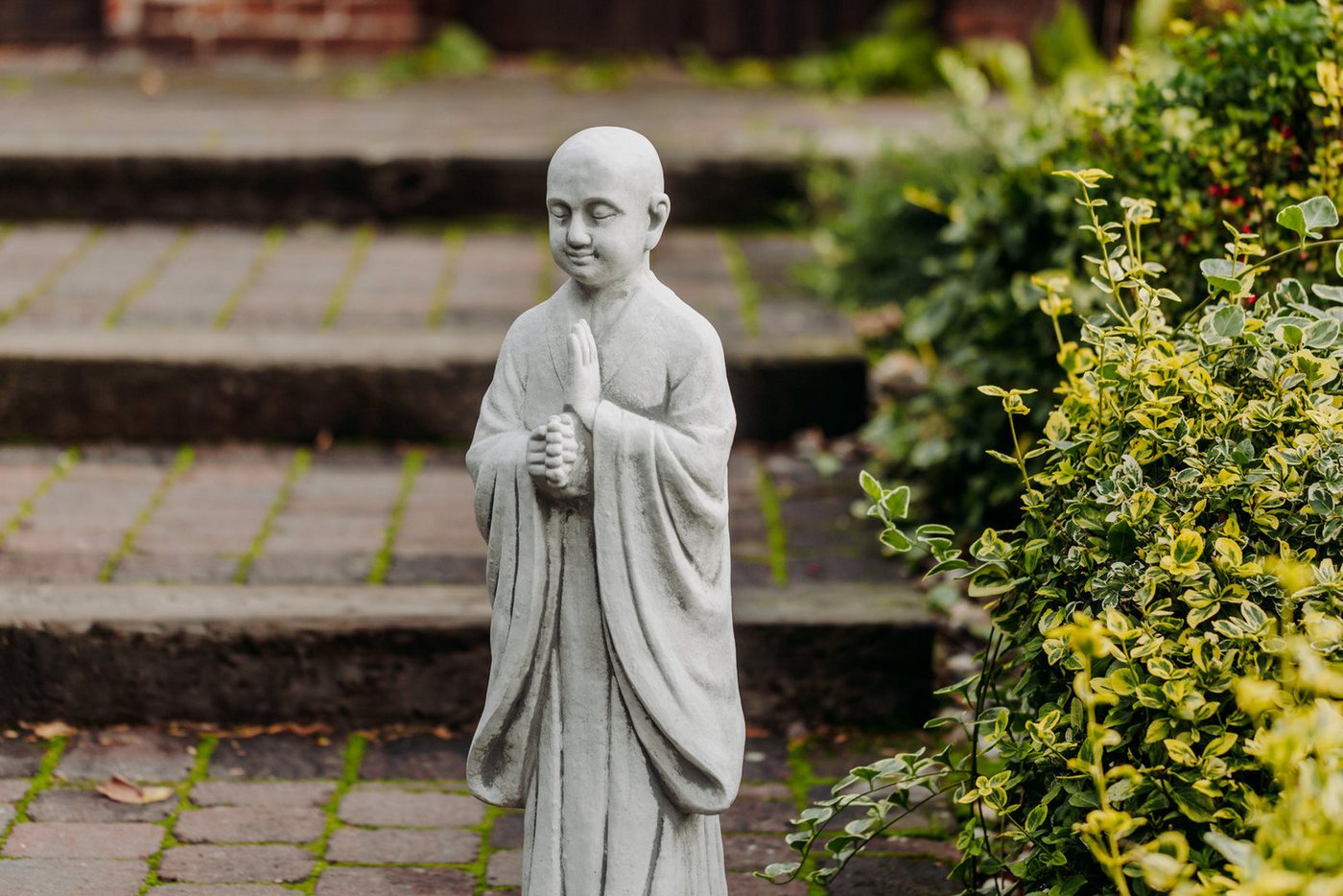 gartendekoparadies.de Gartenfigur Stehender Buddha Mönch Steinfigur Steinguss 71 cm 29 kg, Frostsicher Bild 3
