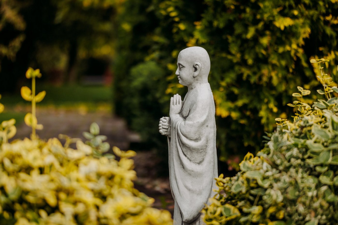 gartendekoparadies.de Gartenfigur Stehender Buddha Mönch Steinfigur Steinguss 71 cm 29 kg, Frostsicher Bild 5