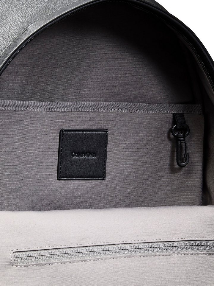Calvin Klein Rucksack EMBLEM AOP DEBOSS ROUND BACKPACK, Unisex Cityrucksack, Freizeitrucksack mit fortlaufenden CK-Logos Bild 2