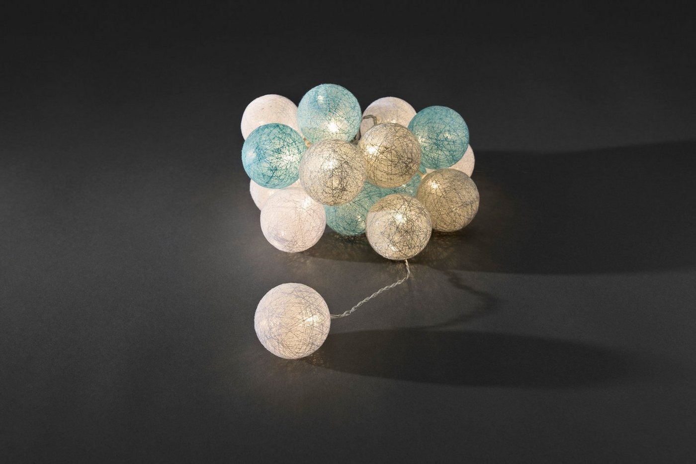 KONSTSMIDE LED-Lichterkette Weihnachtsdeko, 16-flammig, LED Dekolichter, hellblaue/graue/weiße Baumwollkugeln, groß, 16 Dioden