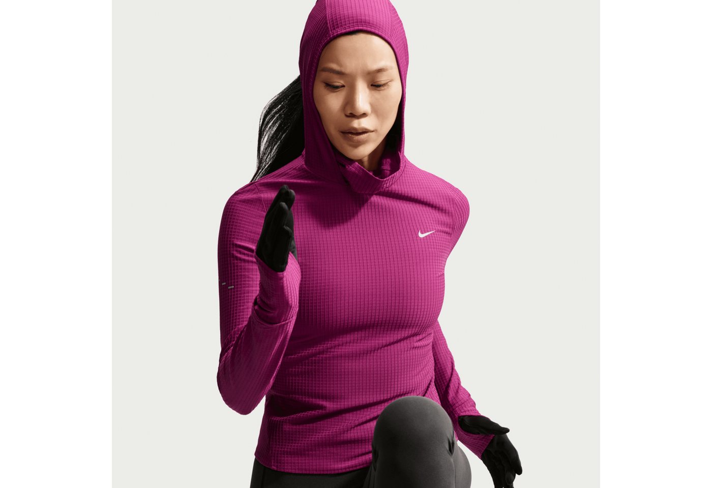 Nike Laufshirt W NK TF SWIFT HOODED LS TOP mit Rundhalsausschnitt, Kurzarm-Design, schnell trocknend Bild 2