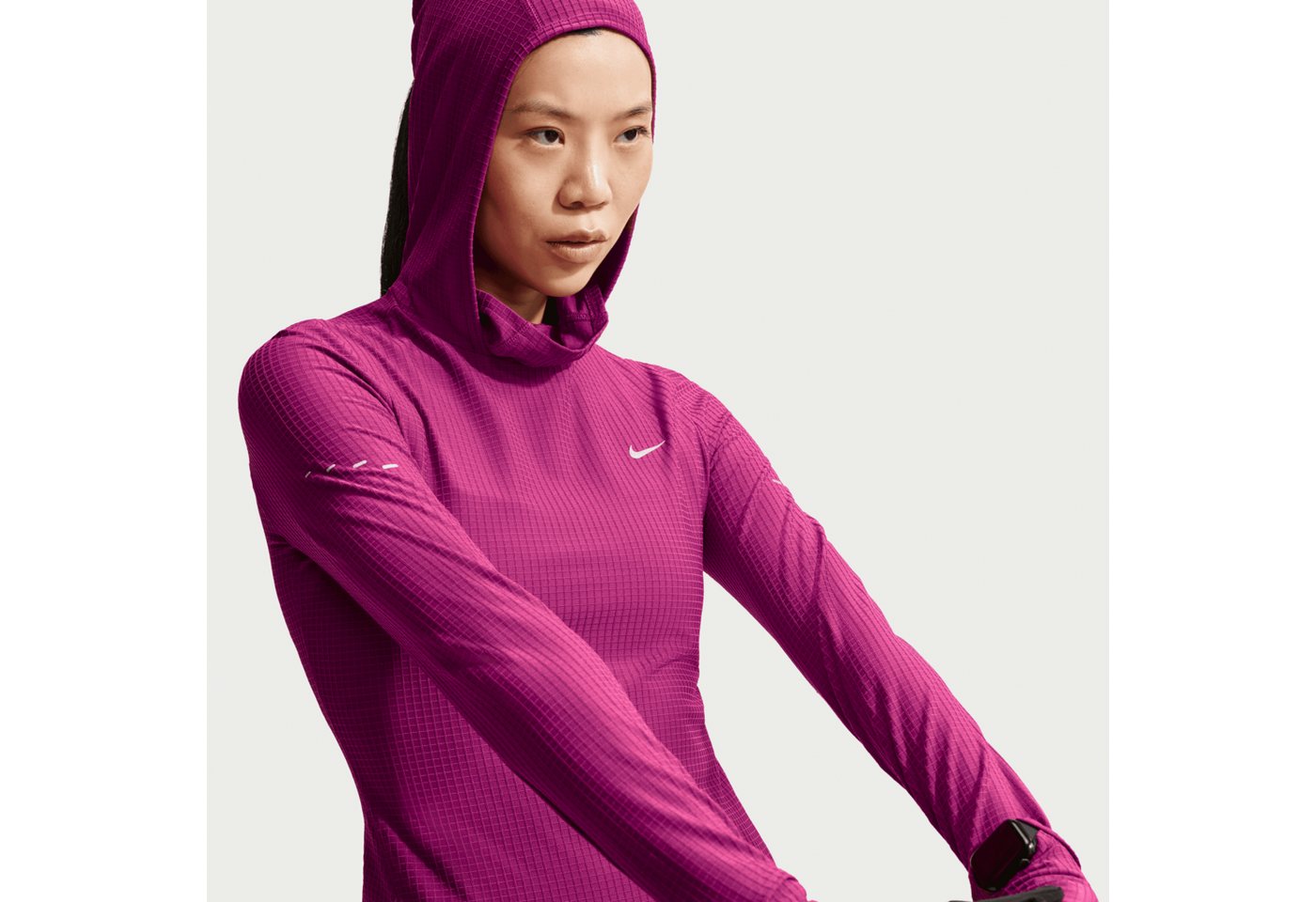 Nike Laufshirt W NK TF SWIFT HOODED LS TOP mit Rundhalsausschnitt, Kurzarm-Design, schnell trocknend Bild 3