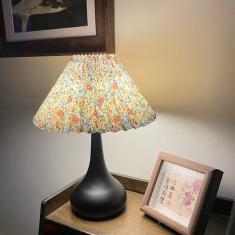Kabellose, Wiederaufladbare Und Berührungsempfindliche Led-schreibtischlampe Mit Drei Einstellbaren Farben, Dimmfunktion Und Lampenschirm Mit Blumenmuster.