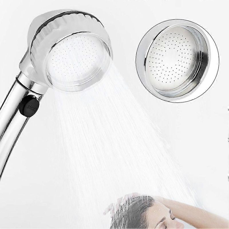 Kleiner Duschkopf Mit Niedrigem Wasserdruck Zum Sparen Von Wasser Und Shampoo.