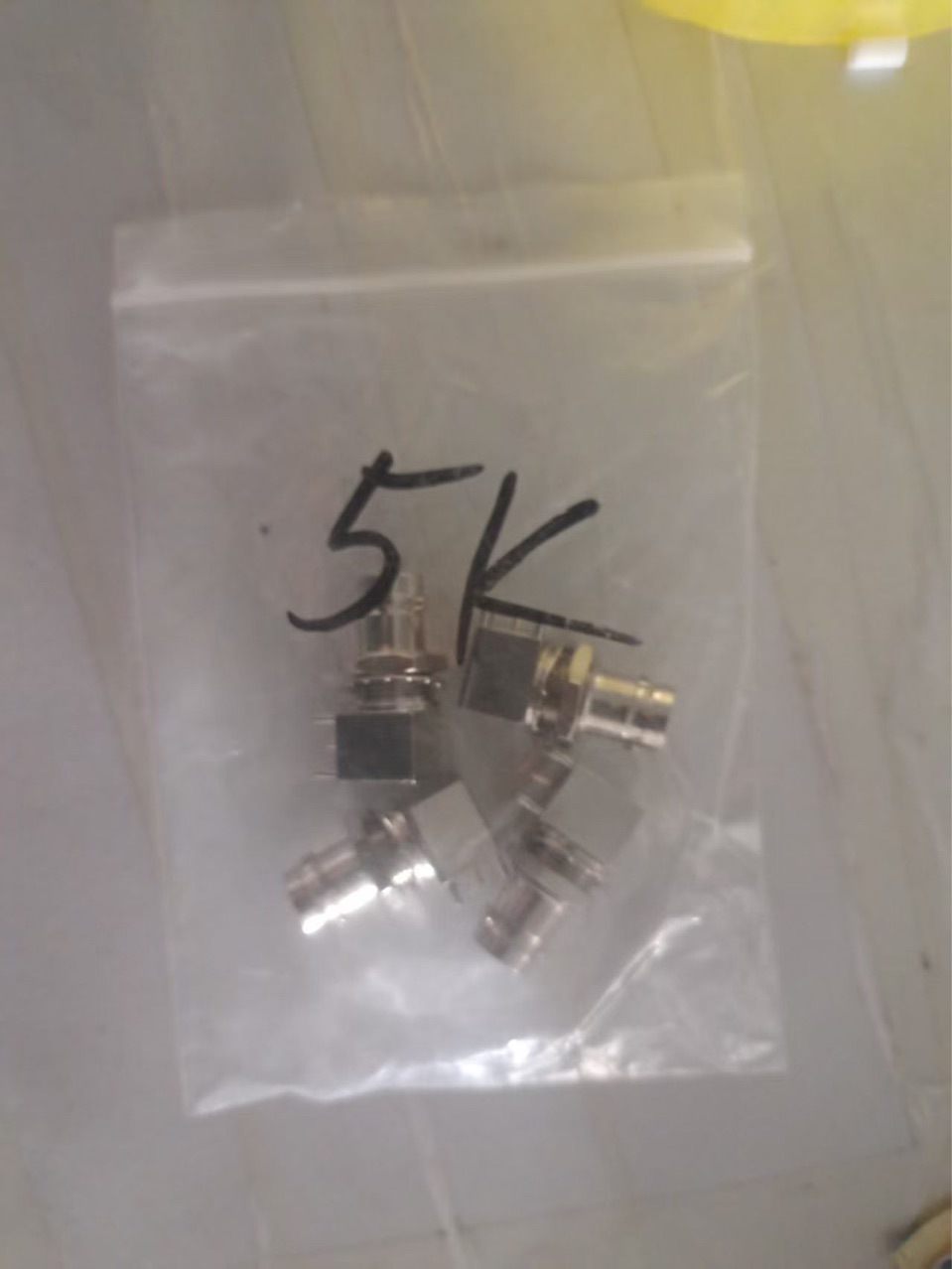 4-poliger Rechtwinkliger Bnc-kwe-buchsenstecker Mit Metallkopf Und Gewinde