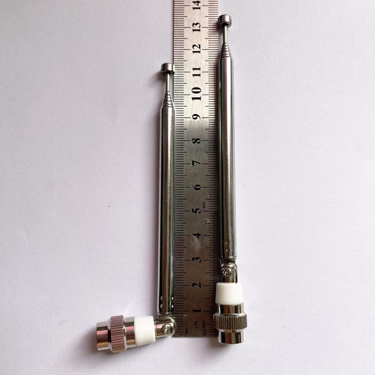 Fm 7083-7-teilige Teleskopantenne Mit Deluxe-sma-anschluss: 13,4 Cm Zusammengeklappt, 48 Cm Ausgezogen.