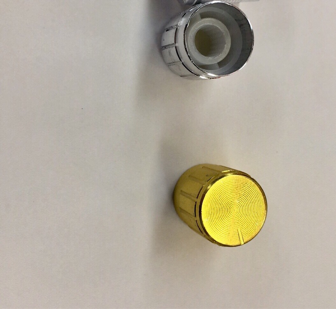 Knopf Aus Aluminiumlegierung, 15 Mm Durchmesser, 17 Mm Höhe, Neu, Goldfarben, Hohe Qualität, Kappenförmig, Mit Floraler Achse.