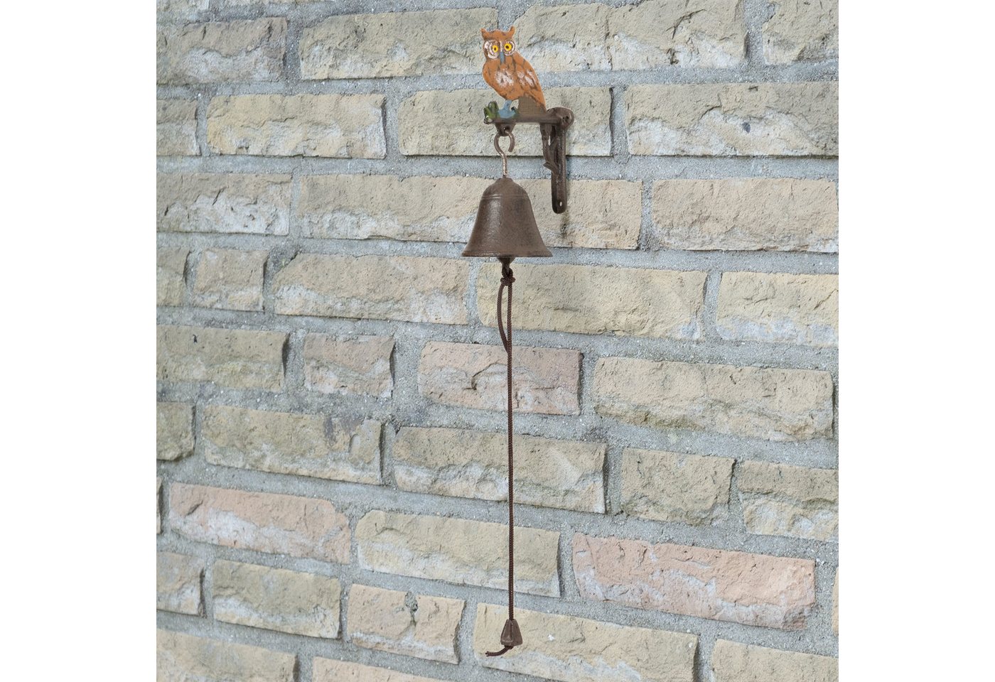 Moritz Hausglocke Eule Uhu Vogel auf Mauer