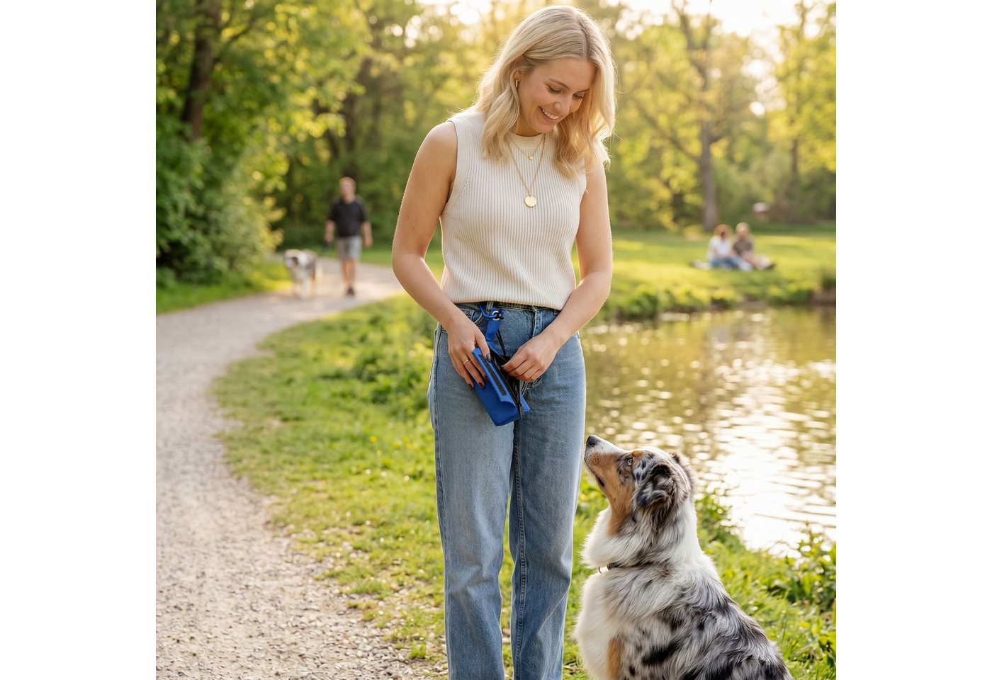 belviona Leckerlibeutel für Apportiertraining mit Wurfhilfe & Karabiner, robust & sicher, blau (1-tlg), wasserfester Futterdummy, Hundefutterbeutel Bild 3