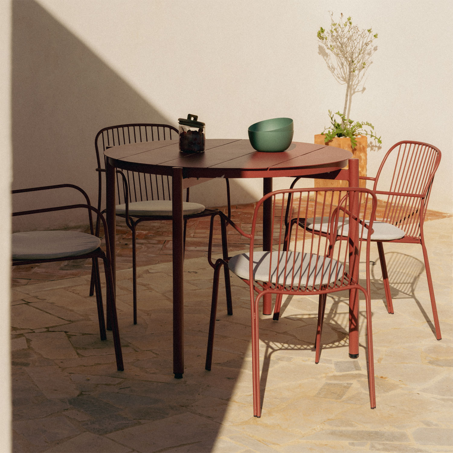Sklum Set Aus Rundem Tisch Ø110 Cm Aus Aluminium Elton Und 4 Gartenstühlen Mit Armlehnen Aus Stahl Anerina Terracotta