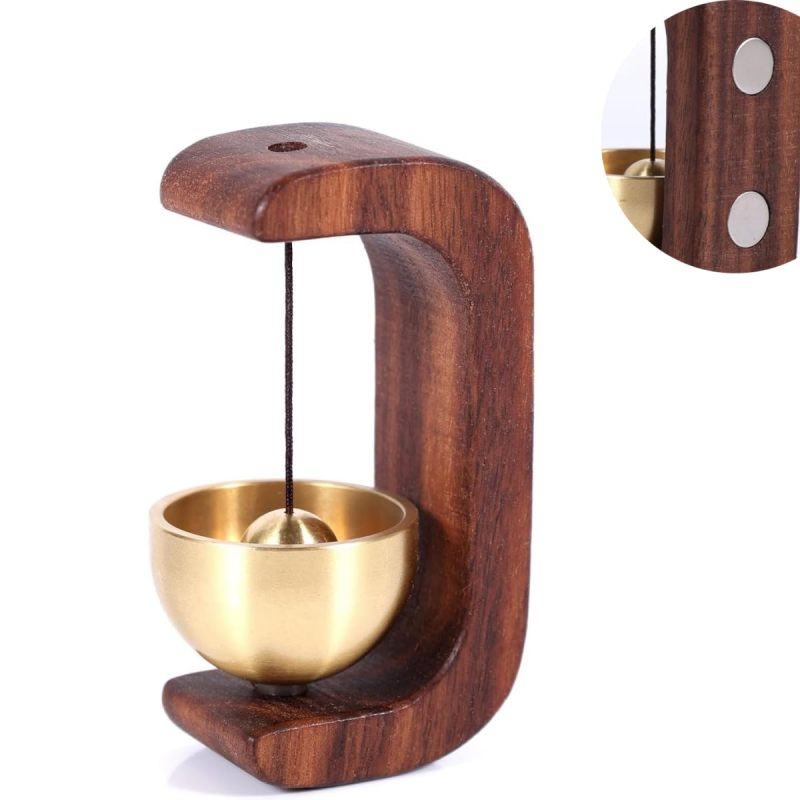 Der Besitzer Öffnet Die Türklingel, Eine Magnetische Holzklingel, Eine Kompakte Holzklingel, Eine Schöne Erinnerung Für Haus Und Laden.