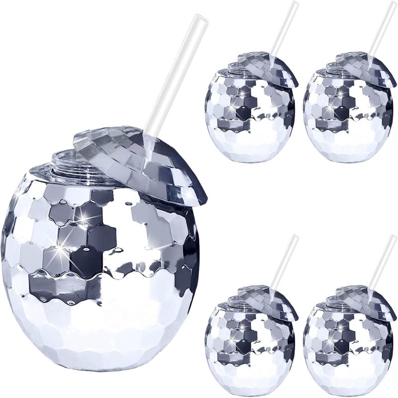 Set Aus Vier 590-ml-bechern Mit Deckel Und Wiederverwendbarem Strohhalm, Verziert Mit Einer Discokugel Und Silbernen Motiven, Perfekt Für Partys Und Cocktails.