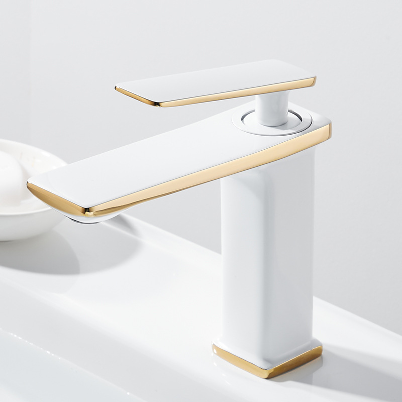 Waschbeckenarmatur Mit Warm- Und Kaltwasseranschluss, Kurzes Platin-design, Komplett Aus Messing Gefertigt.