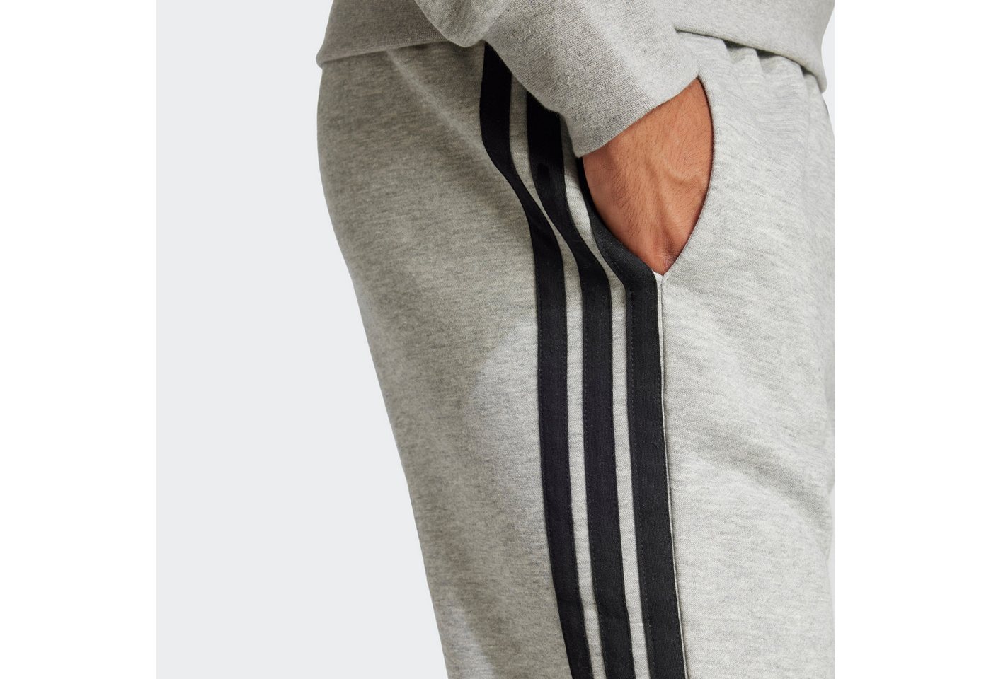 adidas Sportswear Sporthose ESSENTIALS 3-STREIFEN sportlicher Stil, groß ausfallende Passform