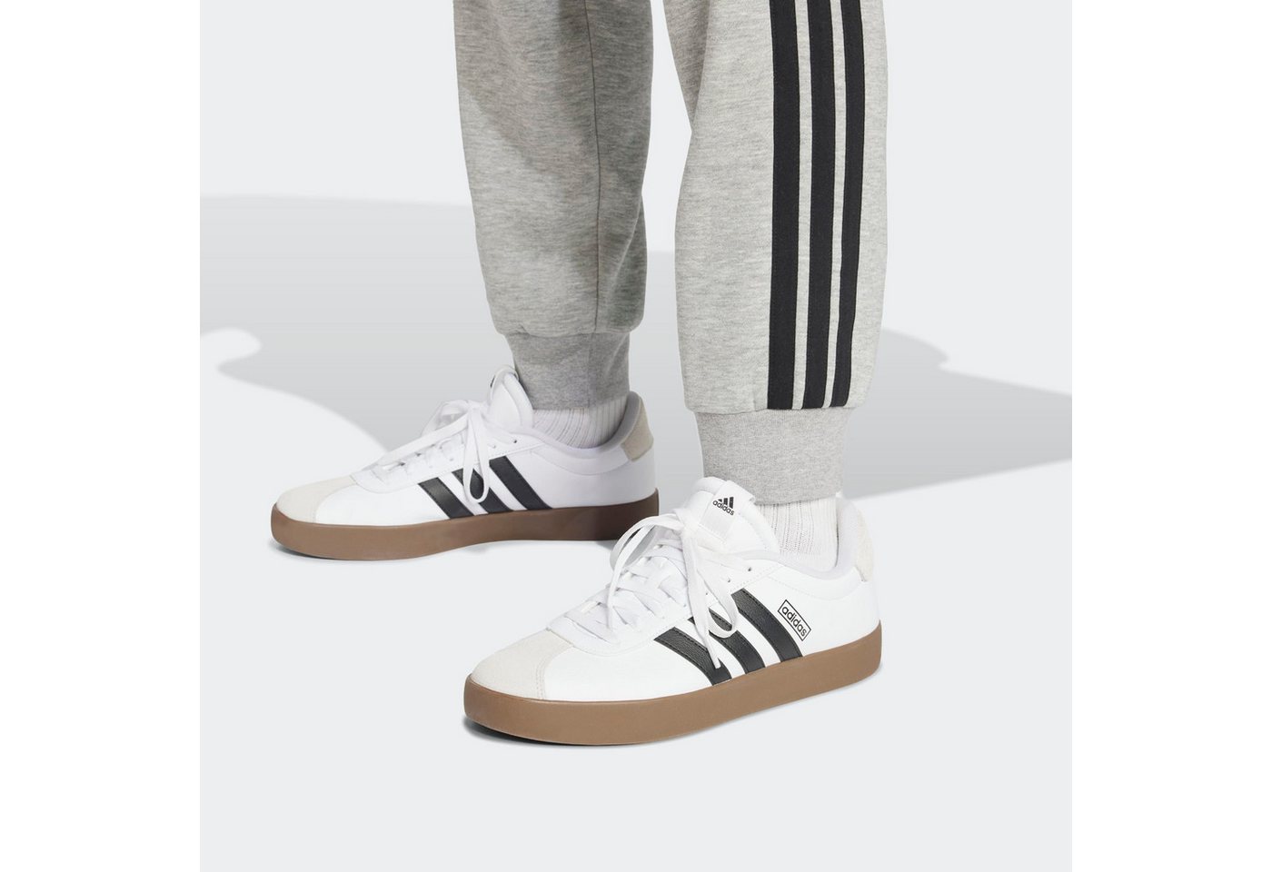 adidas Sportswear Sporthose ESSENTIALS 3-STREIFEN sportlicher Stil, groß ausfallende Passform Bild 2