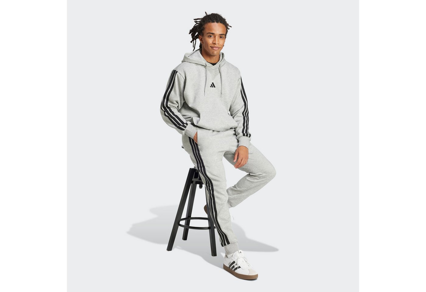 adidas Sportswear Sporthose ESSENTIALS 3-STREIFEN sportlicher Stil, groß ausfallende Passform Bild 3
