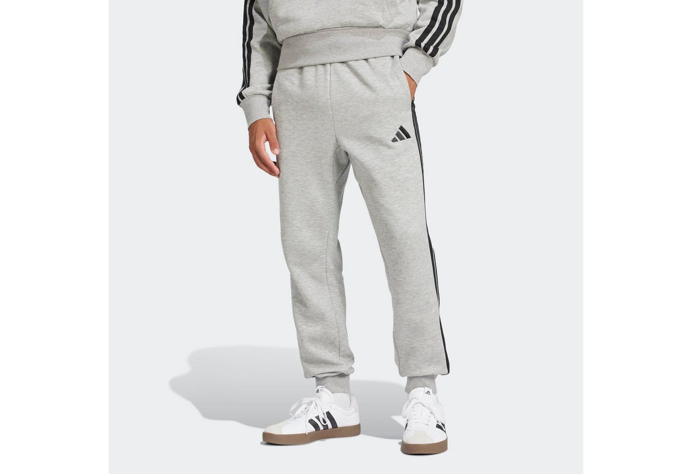 adidas Sportswear Sporthose ESSENTIALS 3-STREIFEN sportlicher Stil, groß ausfallende Passform Bild 4
