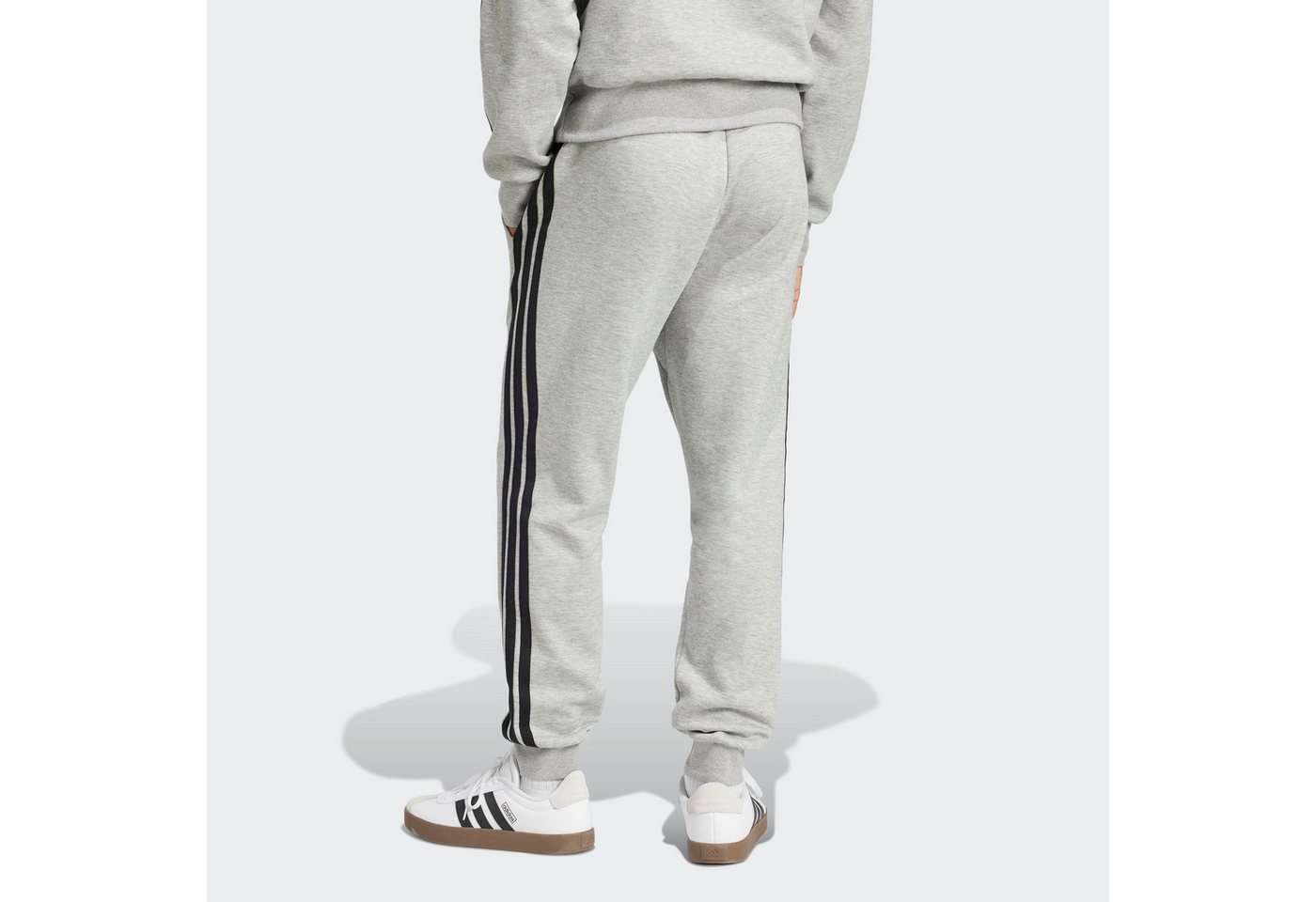 adidas Sportswear Sporthose ESSENTIALS 3-STREIFEN sportlicher Stil, groß ausfallende Passform Bild 5