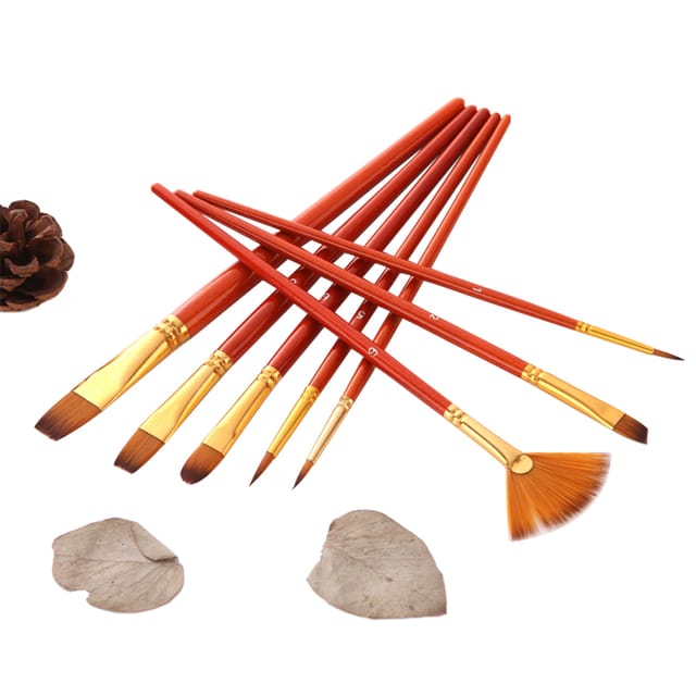 Set Aus 10 Leinenfarbenen Aquarellpinseln Mit Holzgriff Und Zweifarbigen Nylonborsten, Darunter Ein Fächerförmiger Gouachepinsel Mit Transparentem Rotem Griff.