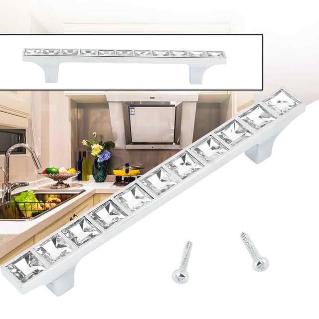 Moderne Minimalistische Küchenmöbel Im Europäischen Stil, Schubladen Und Schranktüren Mit Glänzenden, Rautenförmig Eingelegten Chromgriffen.