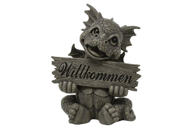 MystiCalls Gartenfigur Gartendrache - Modell Willkommen - Dekofigur, (Einzelartikel, 1 St), Für Drinnen und Draußen, wetterfest, nicht frostfest