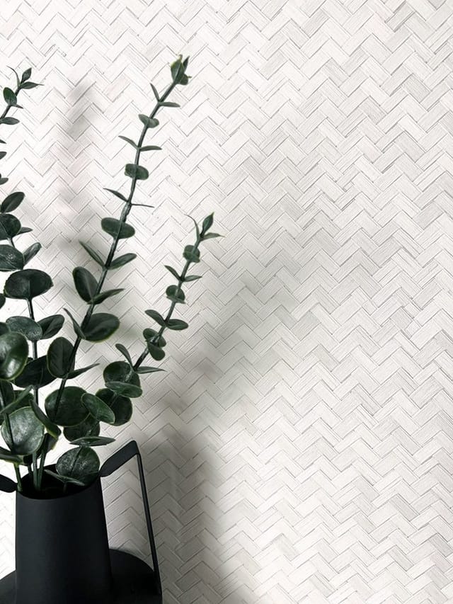 Newroom Vliestapete Farid Rattan 1 Tapete Strukturtapete, Weiß Tapete Uni Rattan-Optik - Strukturtapete Flechtmuster Grau Landhaus Modern Fischgrätenmuster Korbgefelcht für Wohnzimmer Schlafzimmer Küche, Flechtmuster
