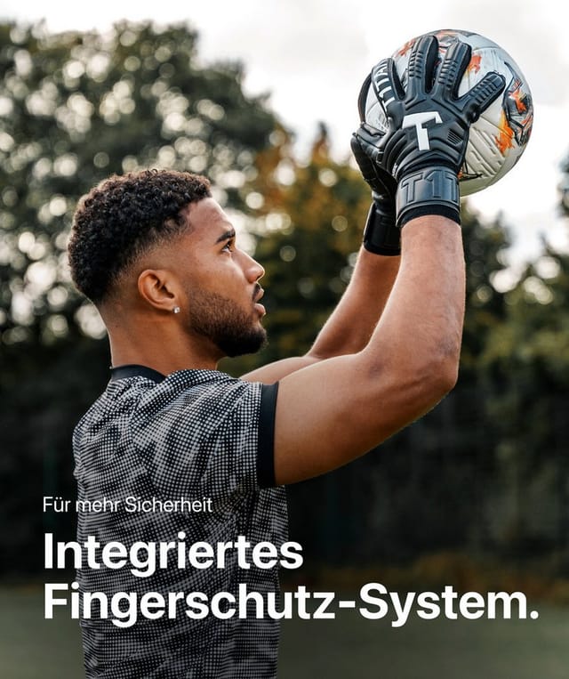 T1TAN Torwarthandschuhe Erwachsene Classic Black-Out mit Fingerschutz, Größe 6-11