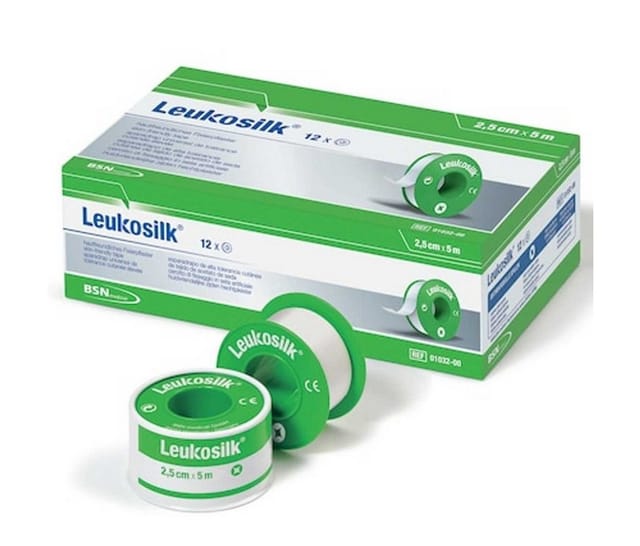 Essity Erste-Hilfe-Set BSN Leukosilk Rollenpflaster 1,25 cm x 5 m, ohne Schutzring, (Einzelartikel, 1 St), für empfindliche Haut, von Hand reißbar, röntgentransparent