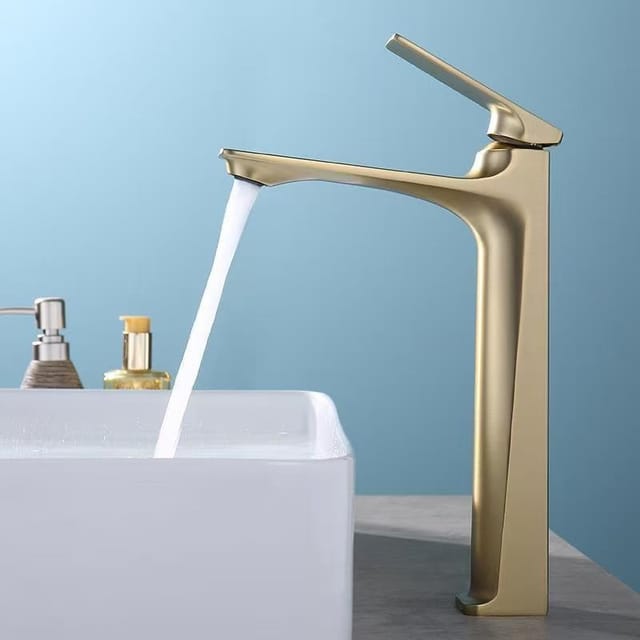 Hochwertige Waschtischarmatur Aus Messinglegierung, Ideal Für Schulprojekte Und Den Internationalen E-commerce. Auch Als Warm- Und Kaltwasserarmatur Erhältlich. Hochwertiges Modell In Gebürstetem Gold