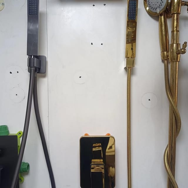 Vollkupferfarbener, Wandmontierter Duschkopf Mit Vorinstalliertem Gehäuse, Hotel-duschkopf-set - Goldene Seitenstange, Zwei Geschwindigkeiten, 10-zoll-duschkopf.