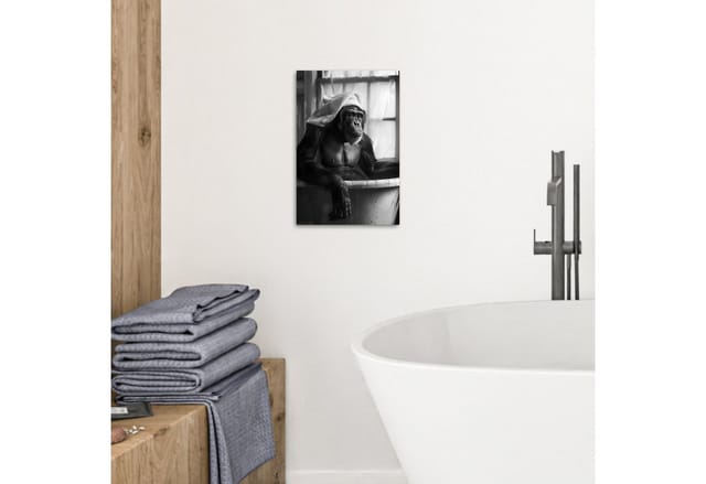 OneMillionCanvasses® Leinwandbild Affe - Tier - Bad - Schwarz - Weiß - Humor, Fotodruck (1 St), Badezimmer Deko, Bilder WC, Toilette Wanddeko 20x30 cm