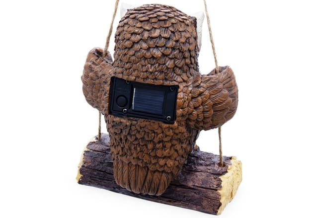 Spetebo LED Dekofigur Solar Gartenfigur Eule auf Schaukel zum Hängen, Einschaltautomatik, LED fest integriert, warm weiß, Eulenfigur warm weiß beleuchtet wasserfest für Außen