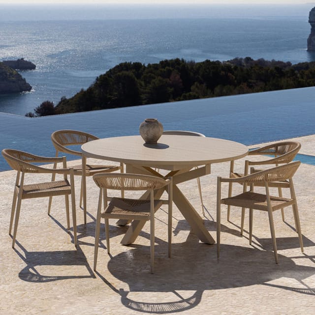 Sklum Set Aus Ausziehbarem Tisch 145-200x145 Cm Barces Und 6 Stapelbaren Gartenstühlen Mit Armlehnen Aus Aluminium Amatria Beige Tapioca