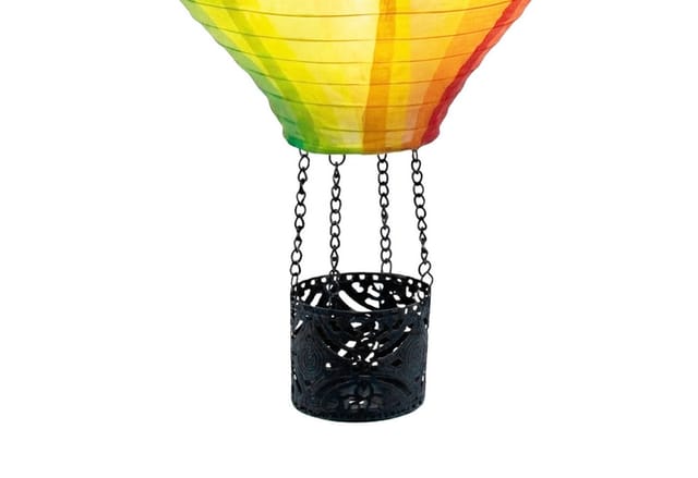 Spetebo LED Dekofigur Solar Heißluftballon aus Nylon bunt zum Hängen, Einschalten bei Dämmerung, LED fest integriert, orange (feuerfarben), mit Flammen Effekt